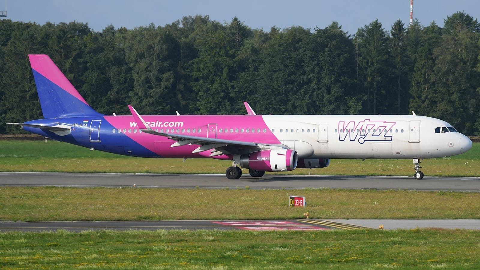 Airbus A321 de Wizz Air au roulage sur un aéroport