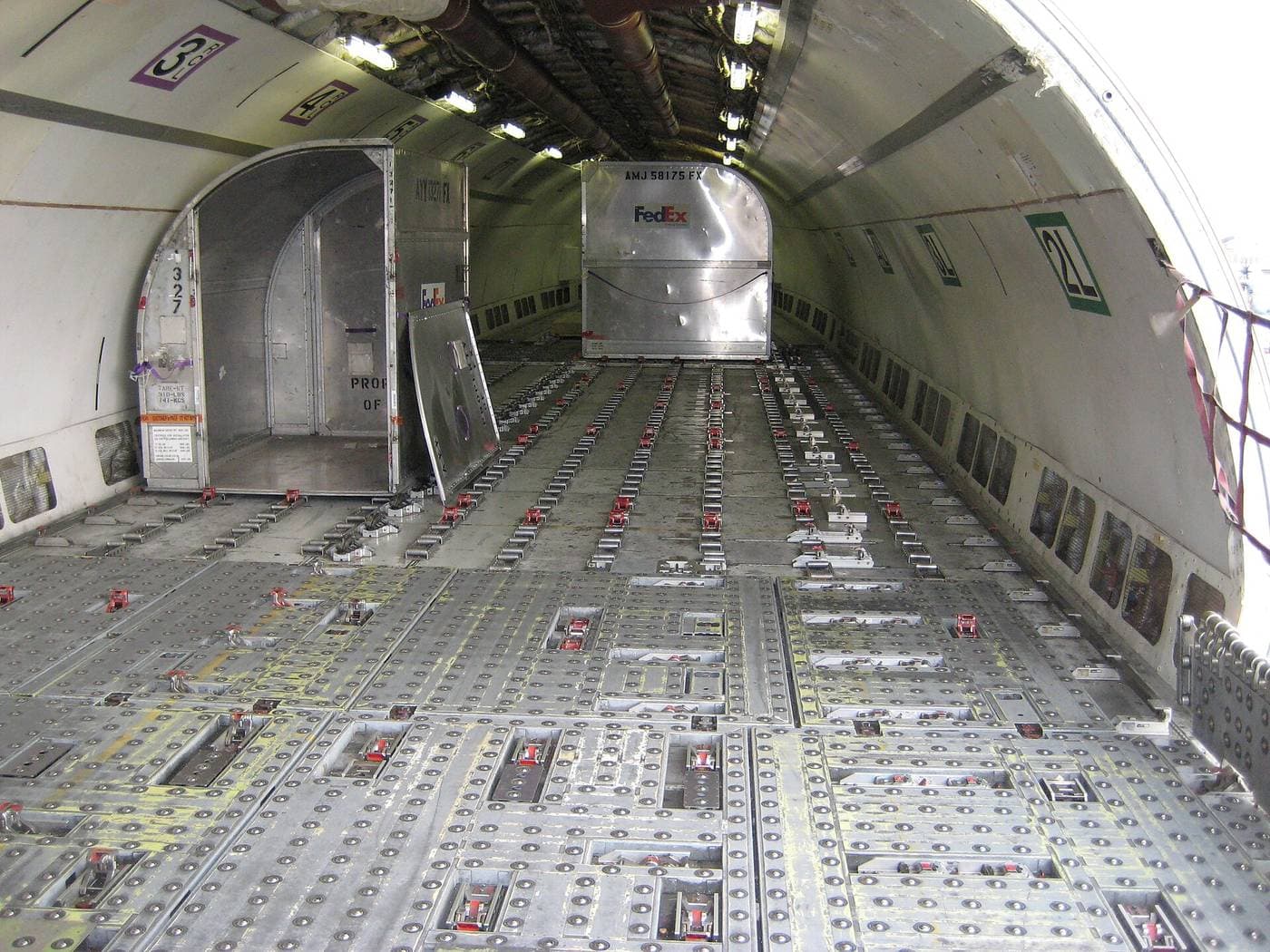 Soute cargo vide d'un avion-cargo, avec son plancher à rouleaux