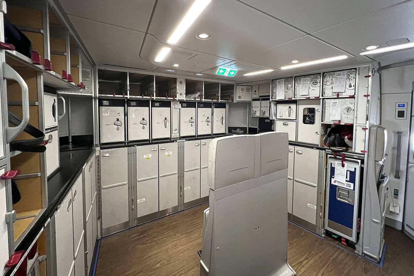 Galley arrière d'un avion de ligne, avec ses placards et ses chariots