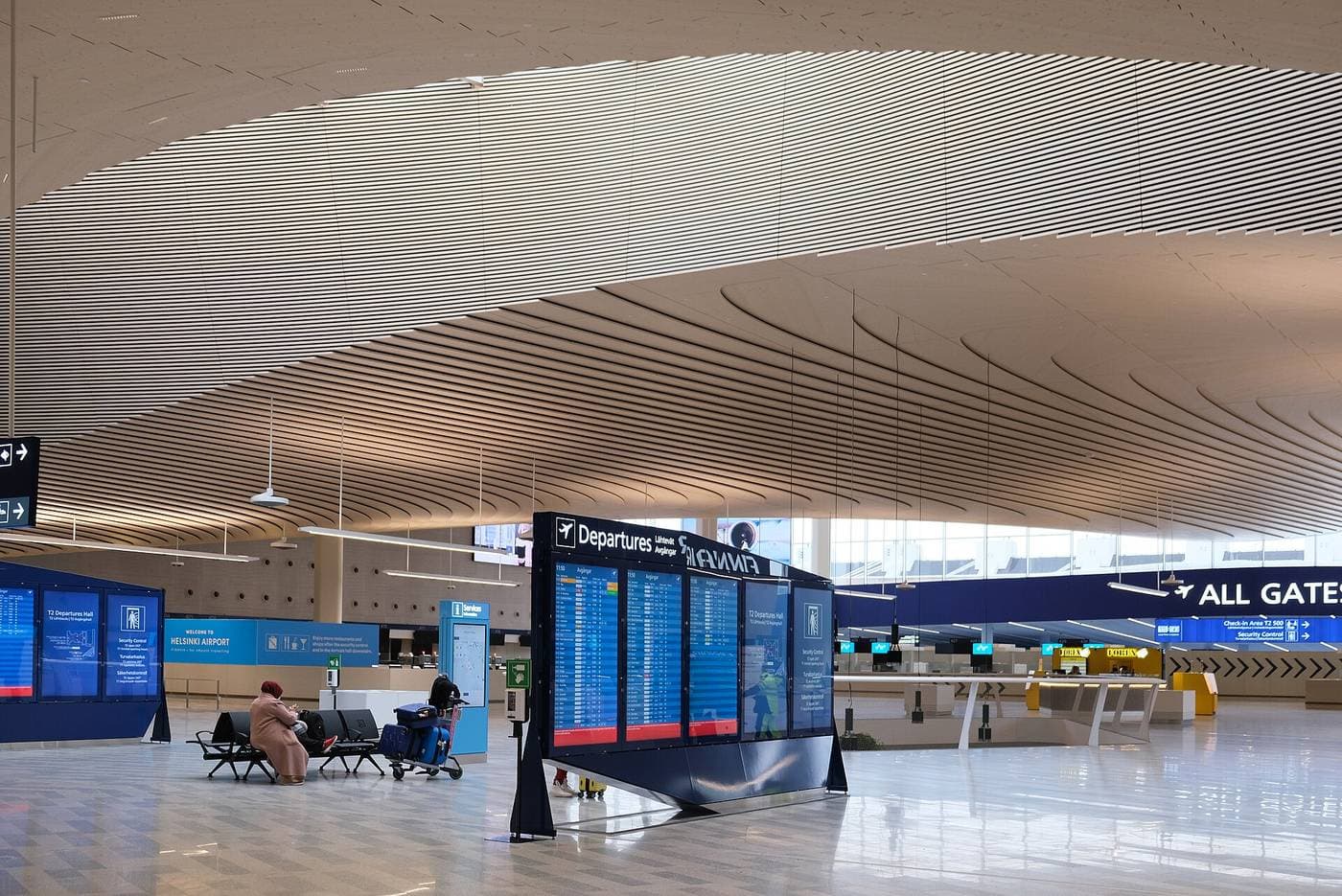 Hall des départs d'un aéroport avec ses panneaux d'affichage des vols
